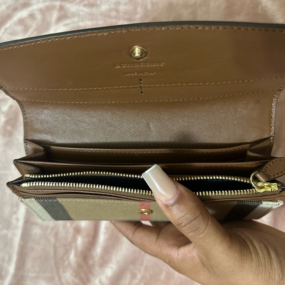 Burberry Porter Continental Wallet. EXCELLENT condition. - Picture 4 of 6